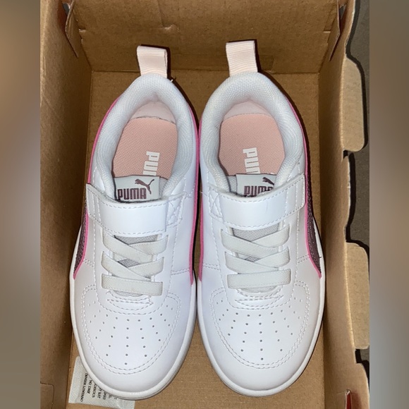 Girls (11) White Puma Rickie Tennis shoes - Picture 3 of 4